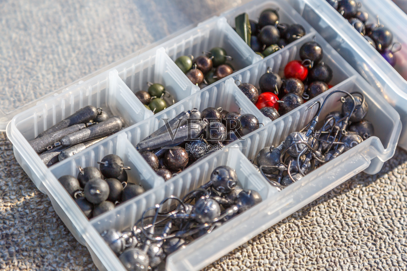 鱼饵箱装满鱼饵和渔具的大型渔具箱鱼饵和附件在盒子的背景。照片摄影图片