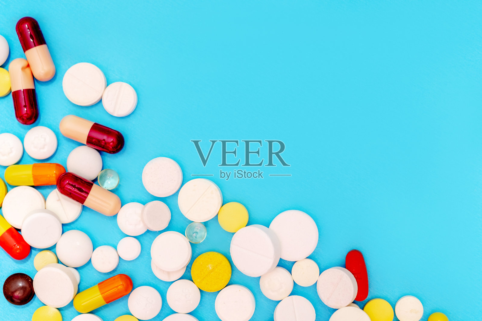 不同的药丸在蓝色背景,顶部视图和文本空间照片摄影图片
