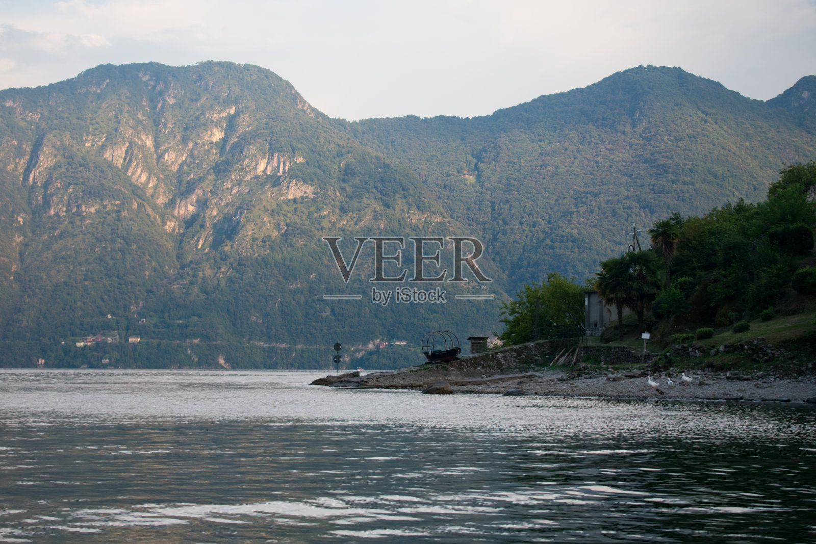 日落时分,意大利科莫湖的私人游船照片摄影图片