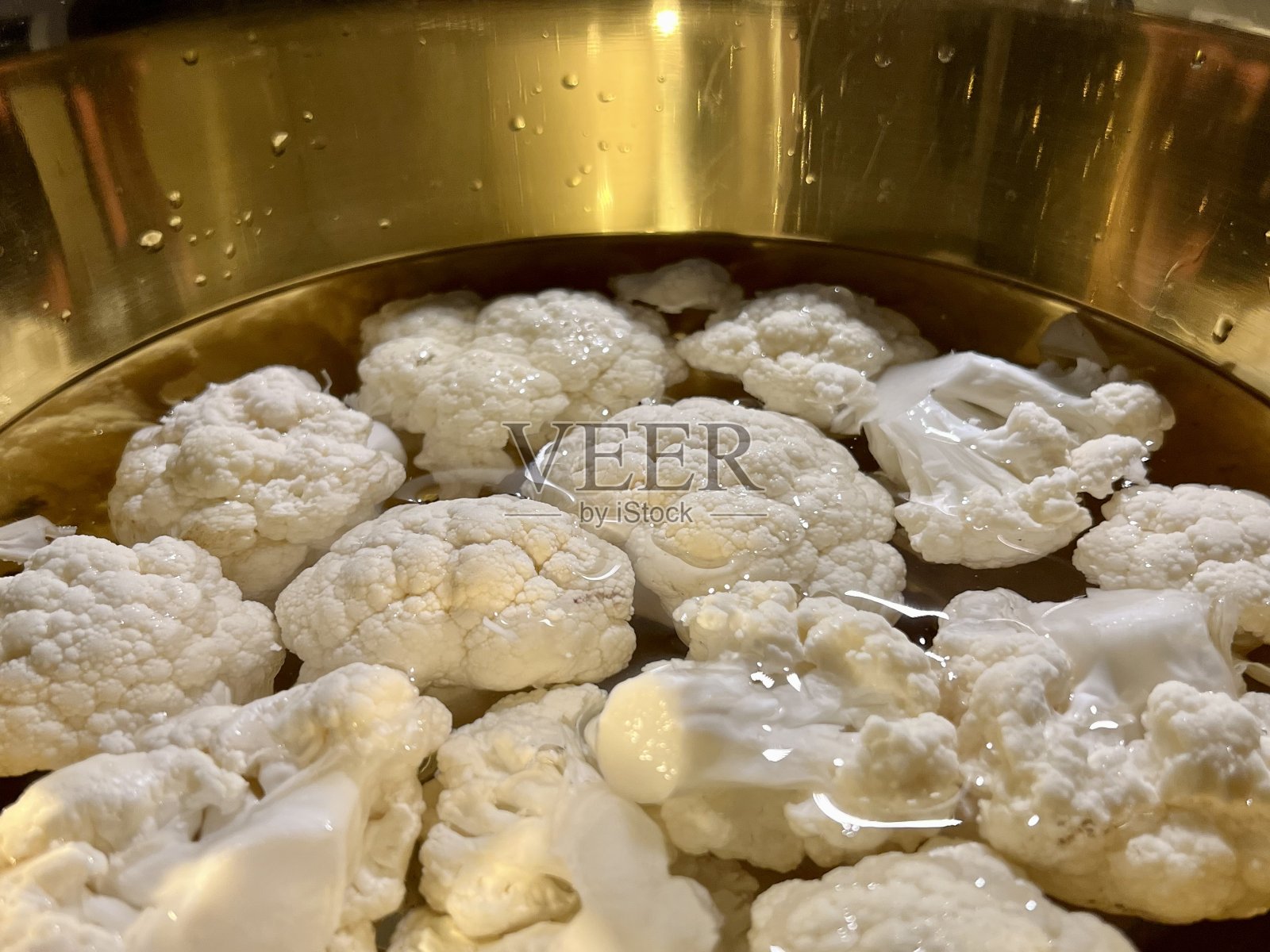 花椰菜的小花在水碗照片摄影图片