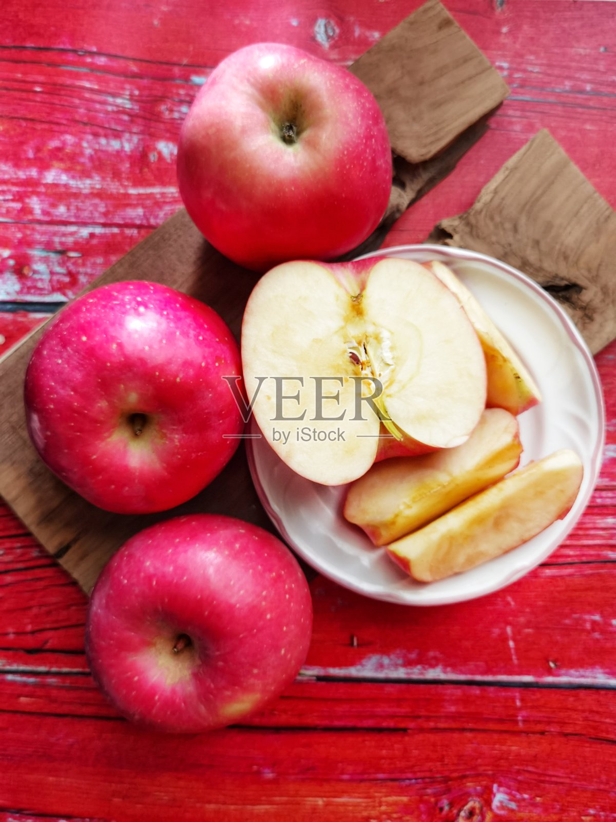 把水果切成片放在餐垫上照片摄影图片