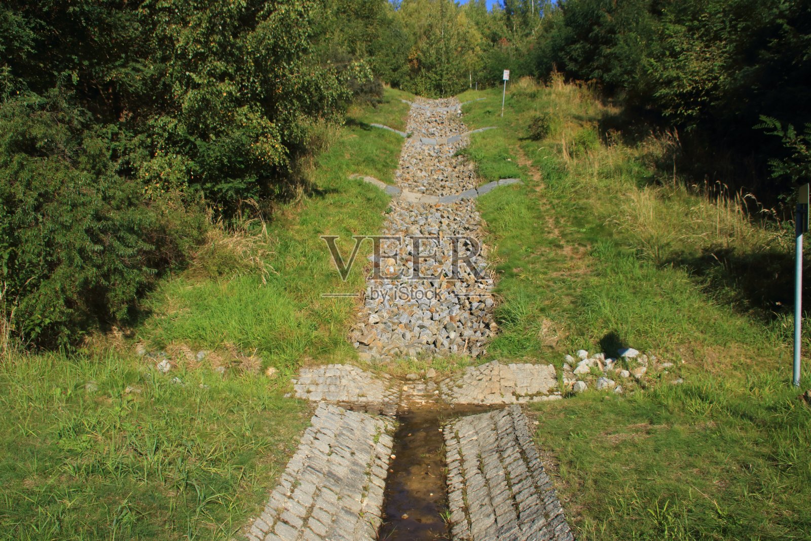 通往贝尔兹多夫湖的雨水排水系统照片摄影图片