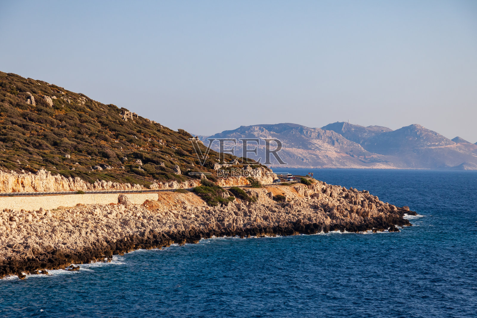 夏日道路背景自由空间供您装饰和观赏海洋景观。汽车沥青路穿过卡斯山,土耳其照片摄影图片