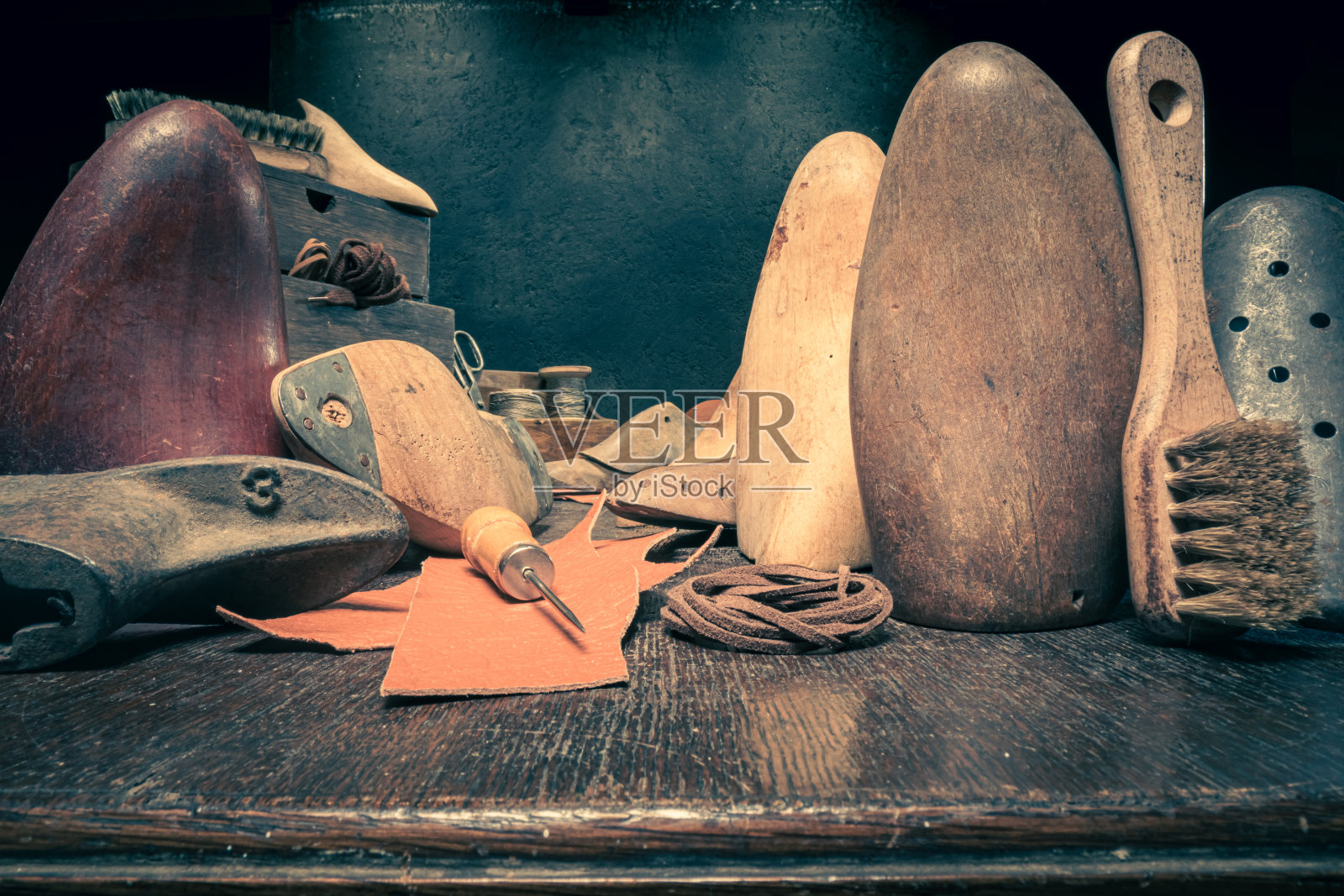 传统的鞋匠工作场所,有工具,皮带,皮革和规则。照片摄影图片