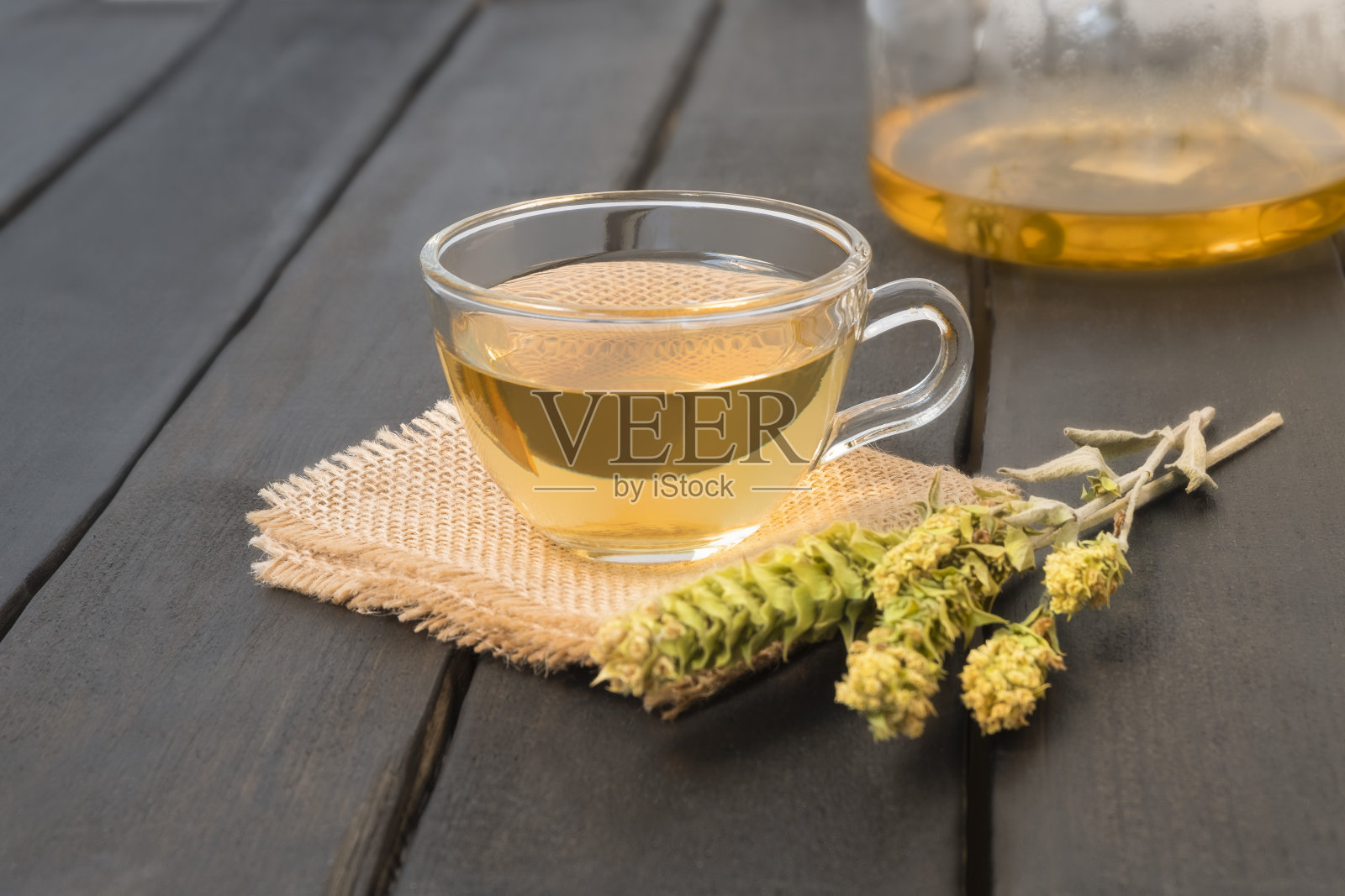 保加利亚山茶Mursalski杯茶,深色木桌上有干叶子照片摄影图片