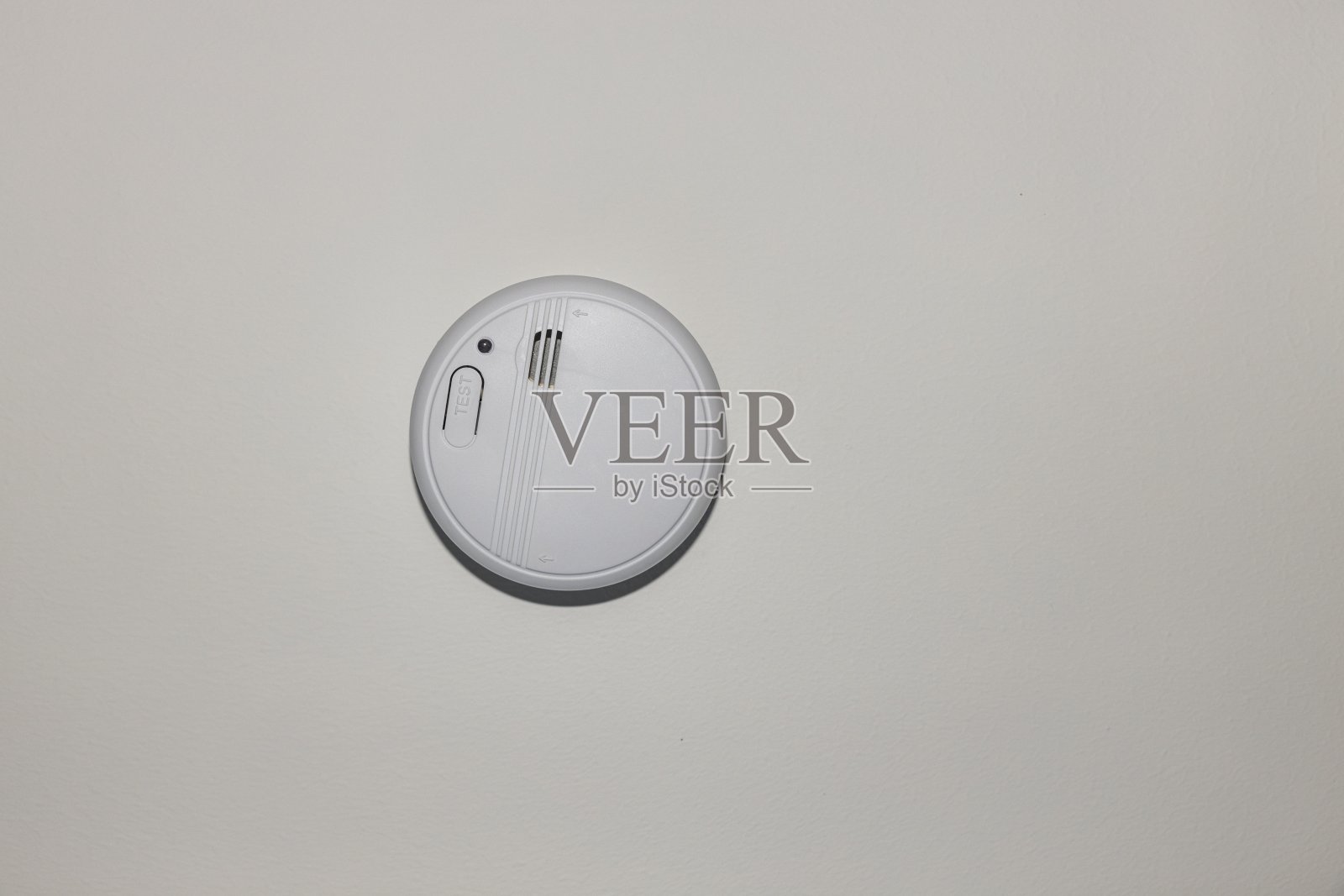 白色家庭烟雾报警探测器隔离视图。安全系统的概念。瑞典。照片摄影图片