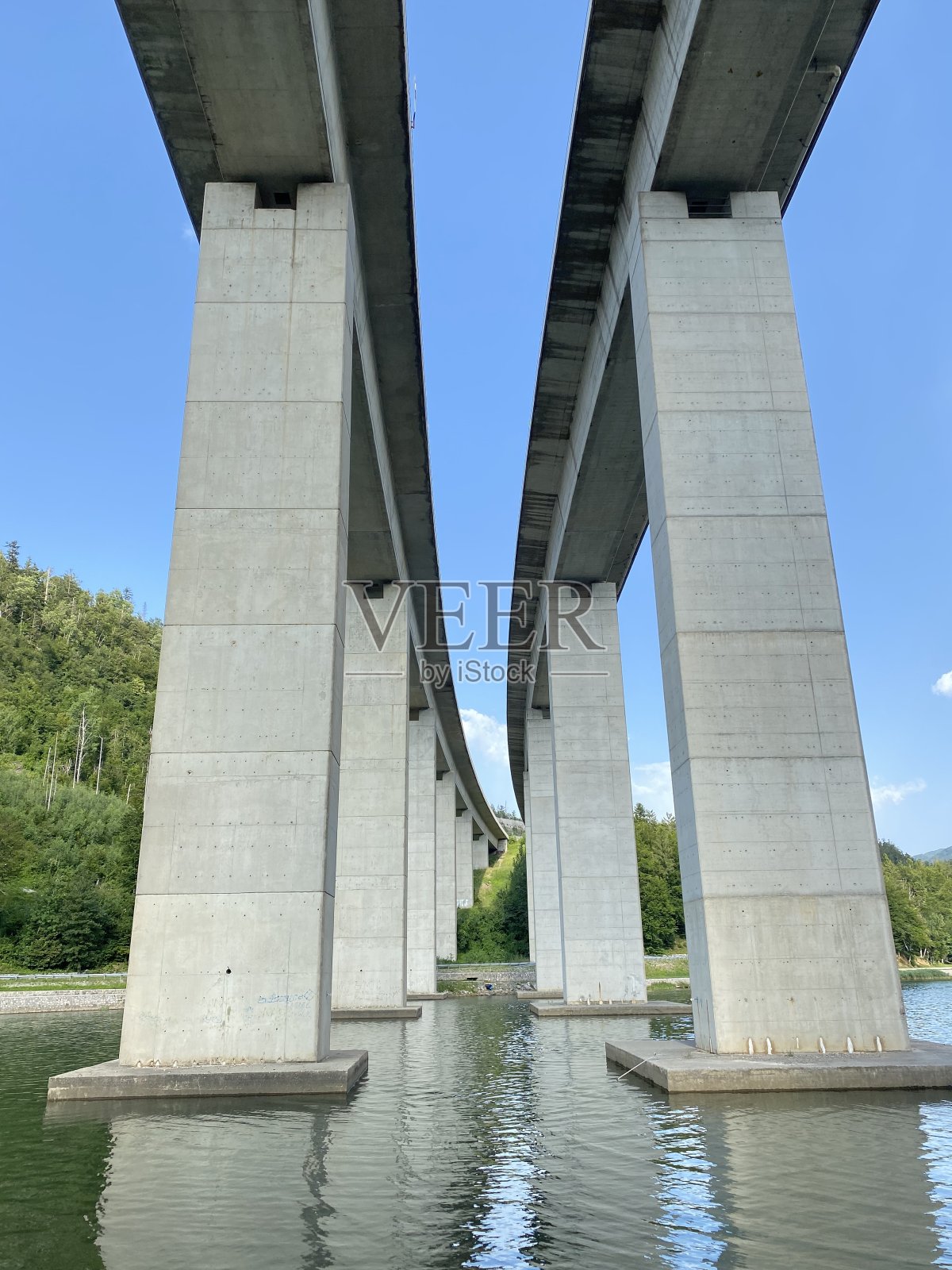 克罗地亚富津 - 戈尔斯基科塔尔的巴耶尔湖、巴耶尔桥或高架桥巴耶尔(大多数巴耶尔、维亚杜克特巴耶尔、巴耶罗夫最利维雅杜克特巴耶尔乌富希纳马 - 戈尔斯基科塔尔、赫瓦茨卡)照片摄影图片