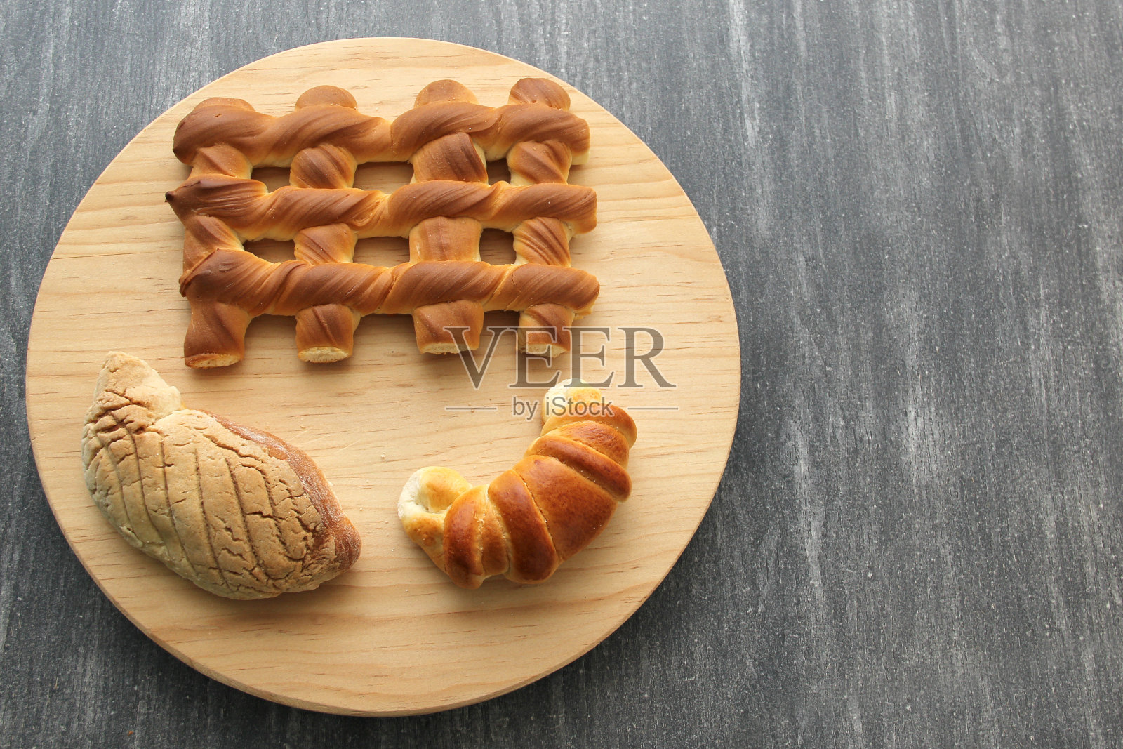 墨西哥甜面包,如饼干,羊角面包,碎面包和蓬松的虫子,新鲜的,新鲜的,在家里的木桌上,餐巾和篮子照片摄影图片