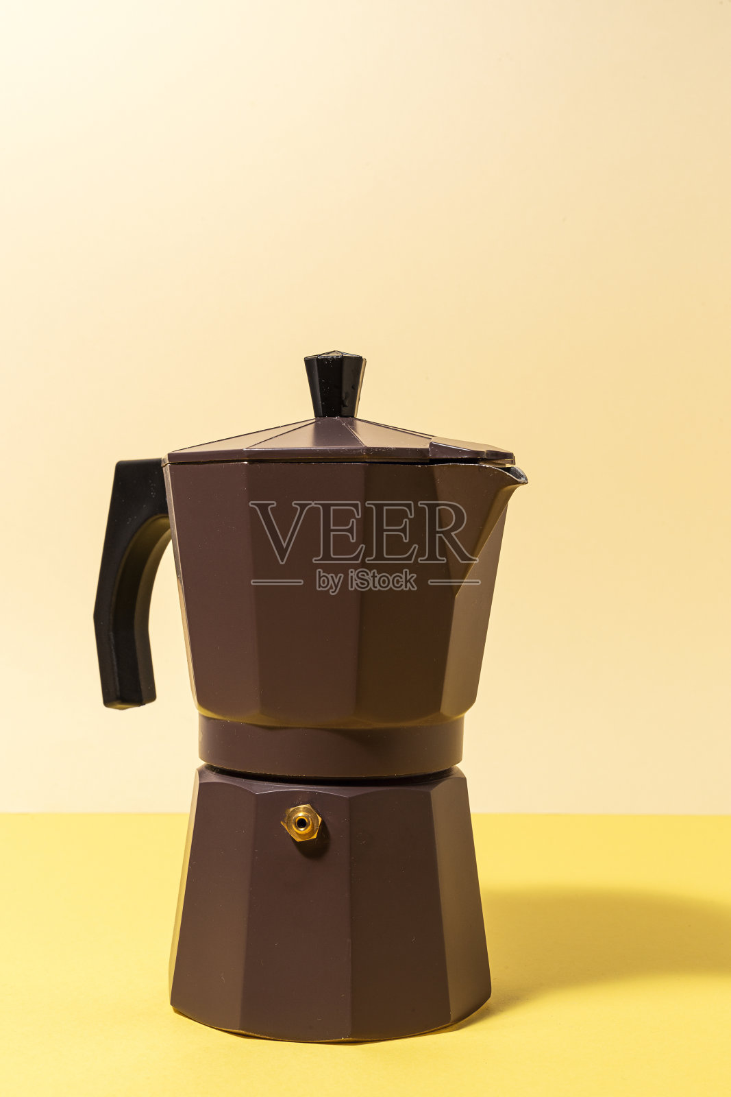 传统的意大利咖啡机与高对比度的光照片摄影图片