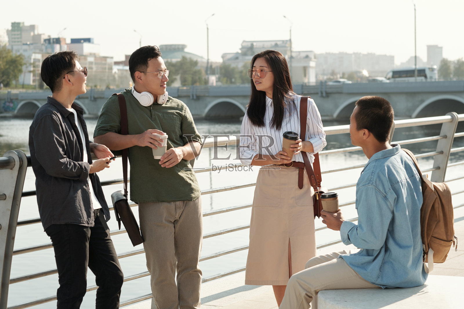 当代青年商人与女商人的讨论照片摄影图片