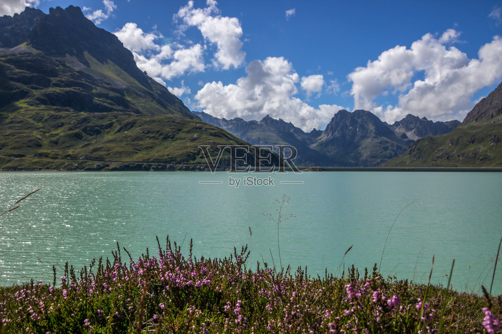 阿尔卑斯山的山湖照片摄影图片