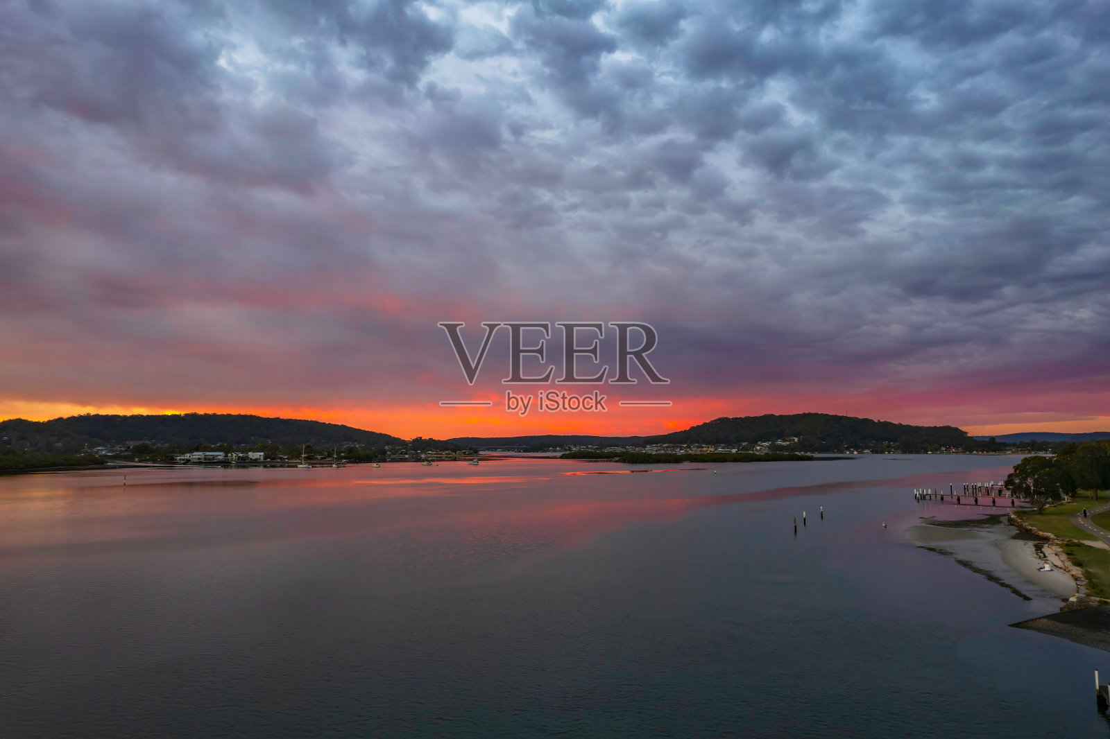 日出水景与彩云覆盖的天空照片摄影图片