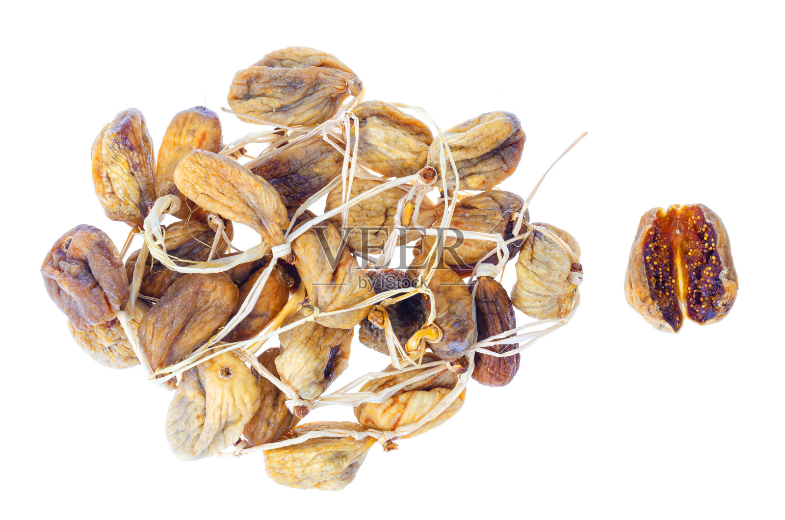 绳子上的一堆干无花果孤立在白色背景上。工作室的照片照片摄影图片