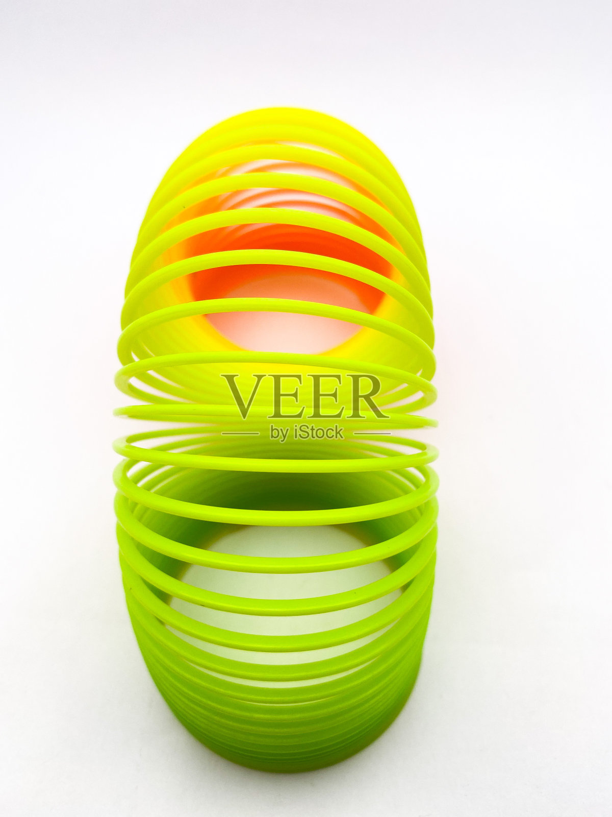 五彩缤纷的儿童玩具为背景,螺旋彩虹魔术春天。照片摄影图片