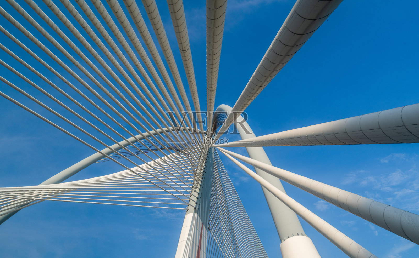 悬索桥对天空的低角度视图照片摄影图片