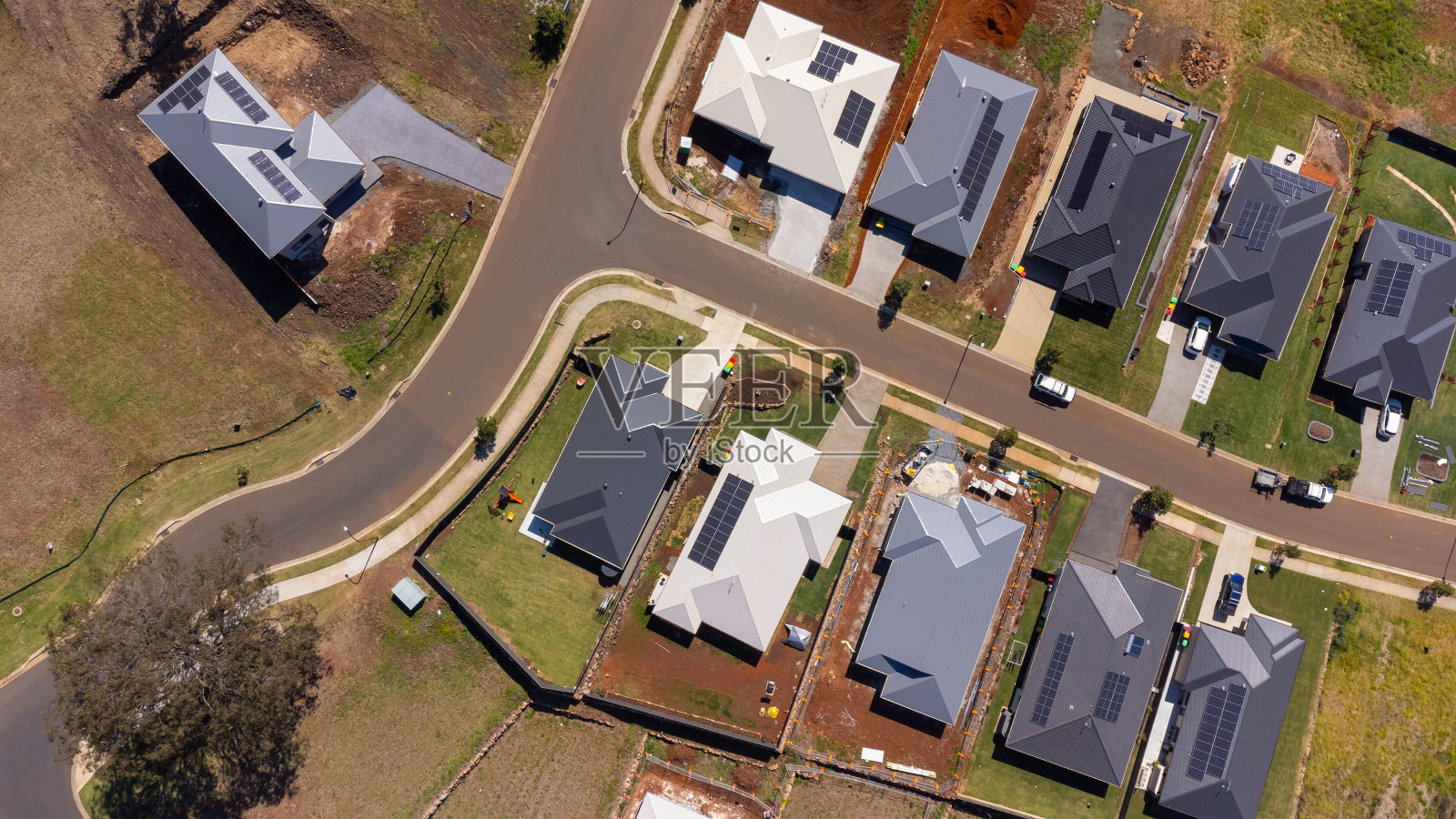 鸟瞰图的郊区住宅在一个乡村城镇照片摄影图片