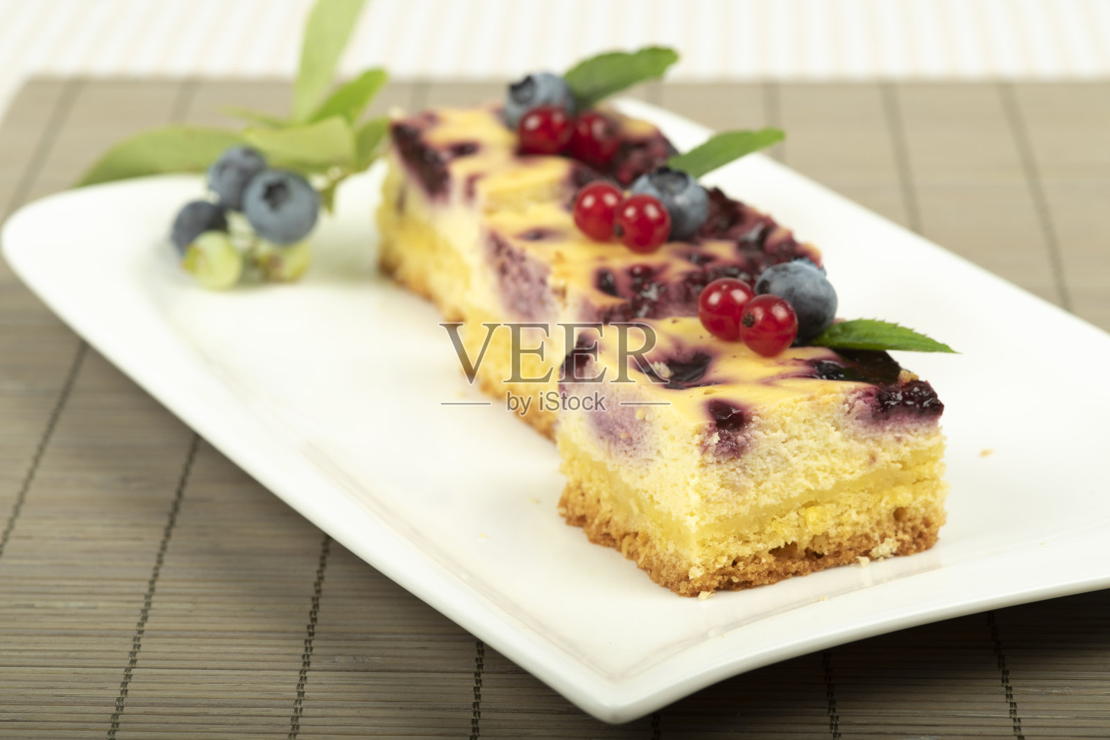 自制奶油芝士和小水果蛋糕。照片摄影图片