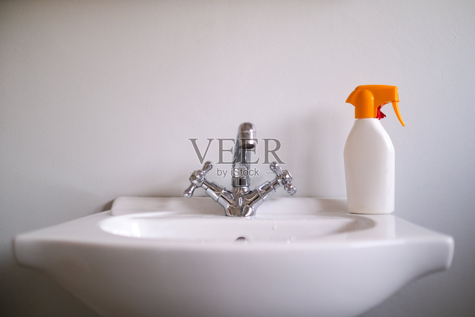 浴室水槽里的一瓶防晒霜照片摄影图片