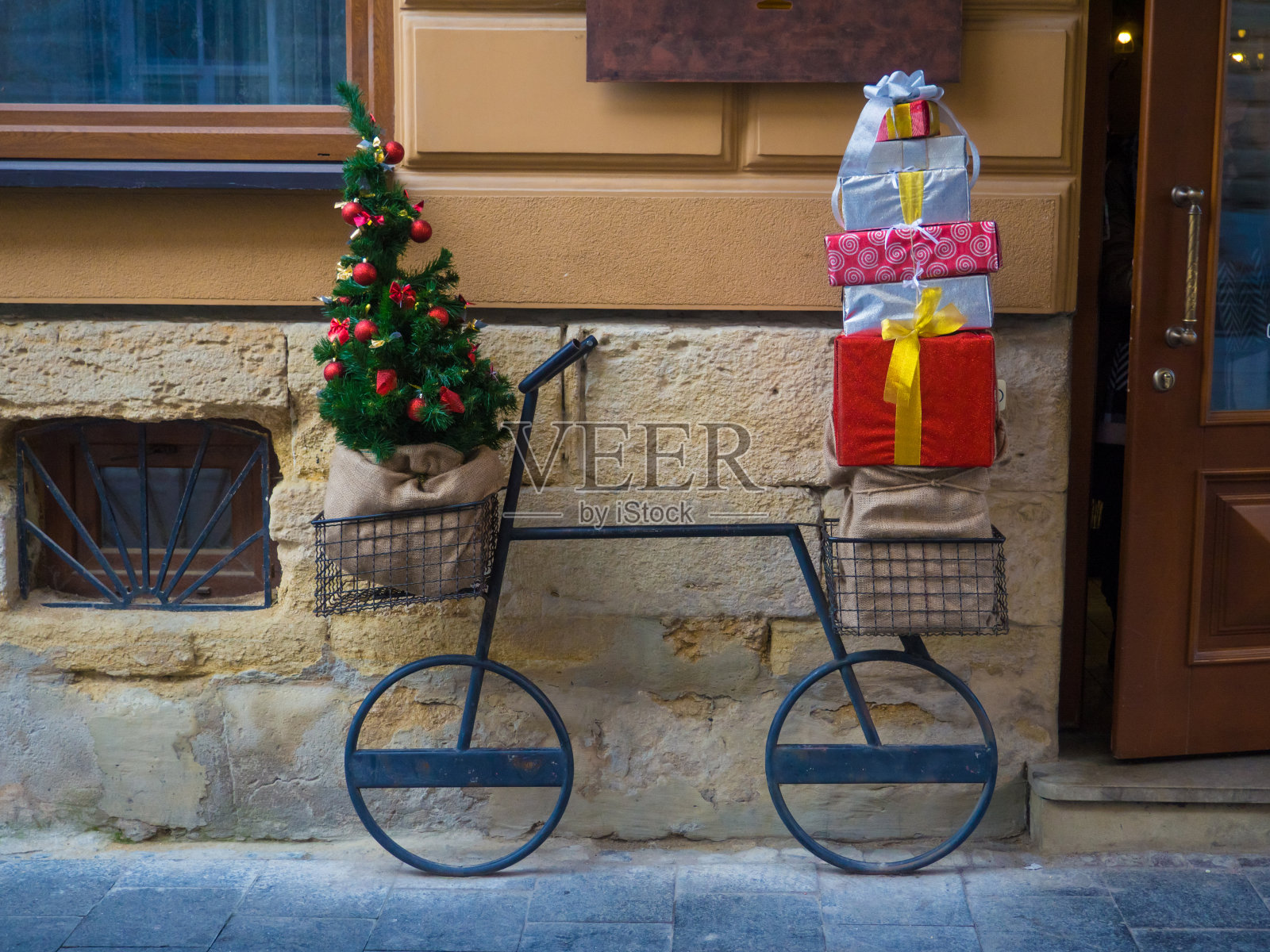 圣诞节装饰自行车用很多礼品盒和装饰冷杉树照片摄影图片
