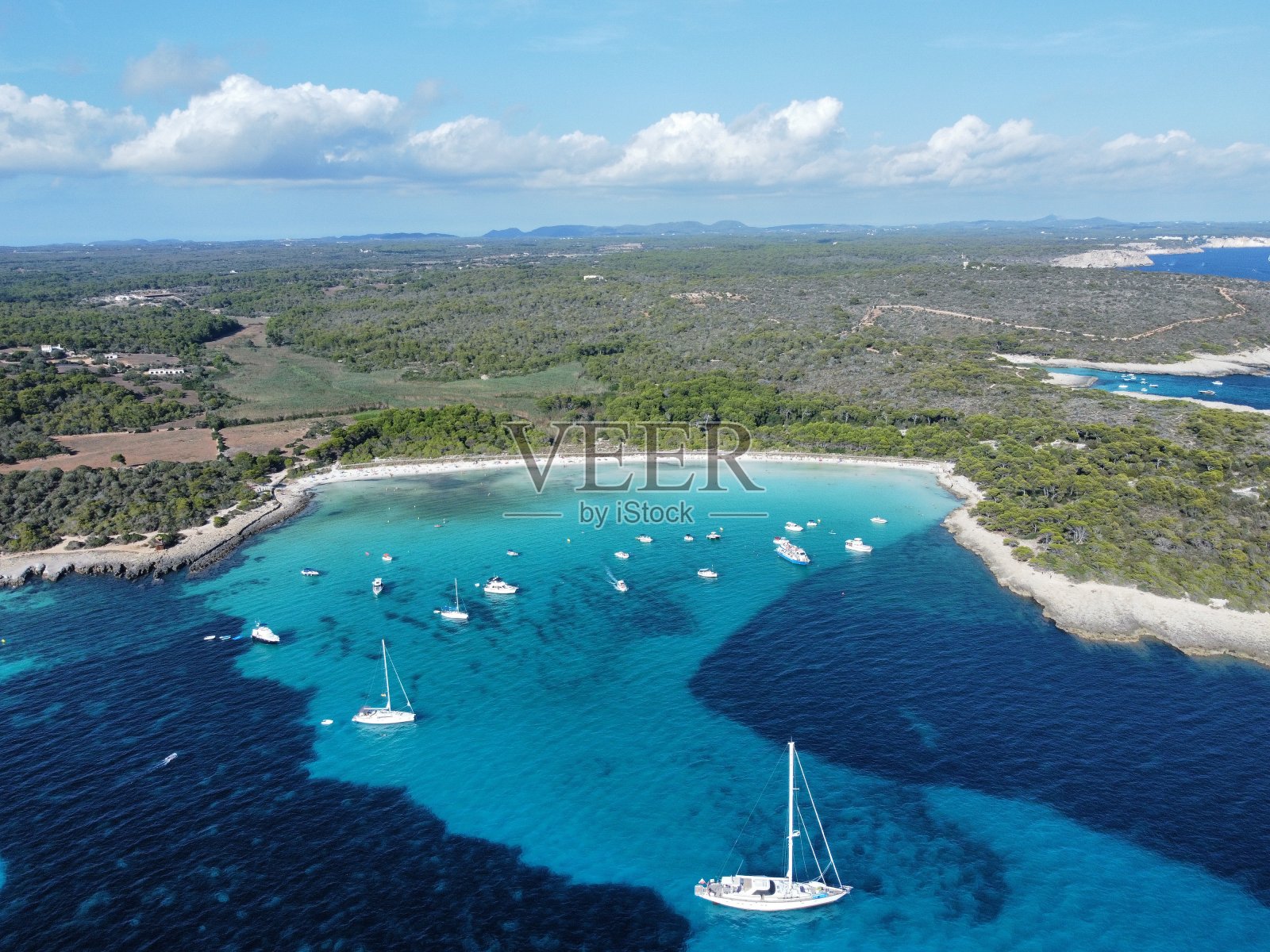 航拍的小海湾,碧蓝的海水和船只照片摄影图片
