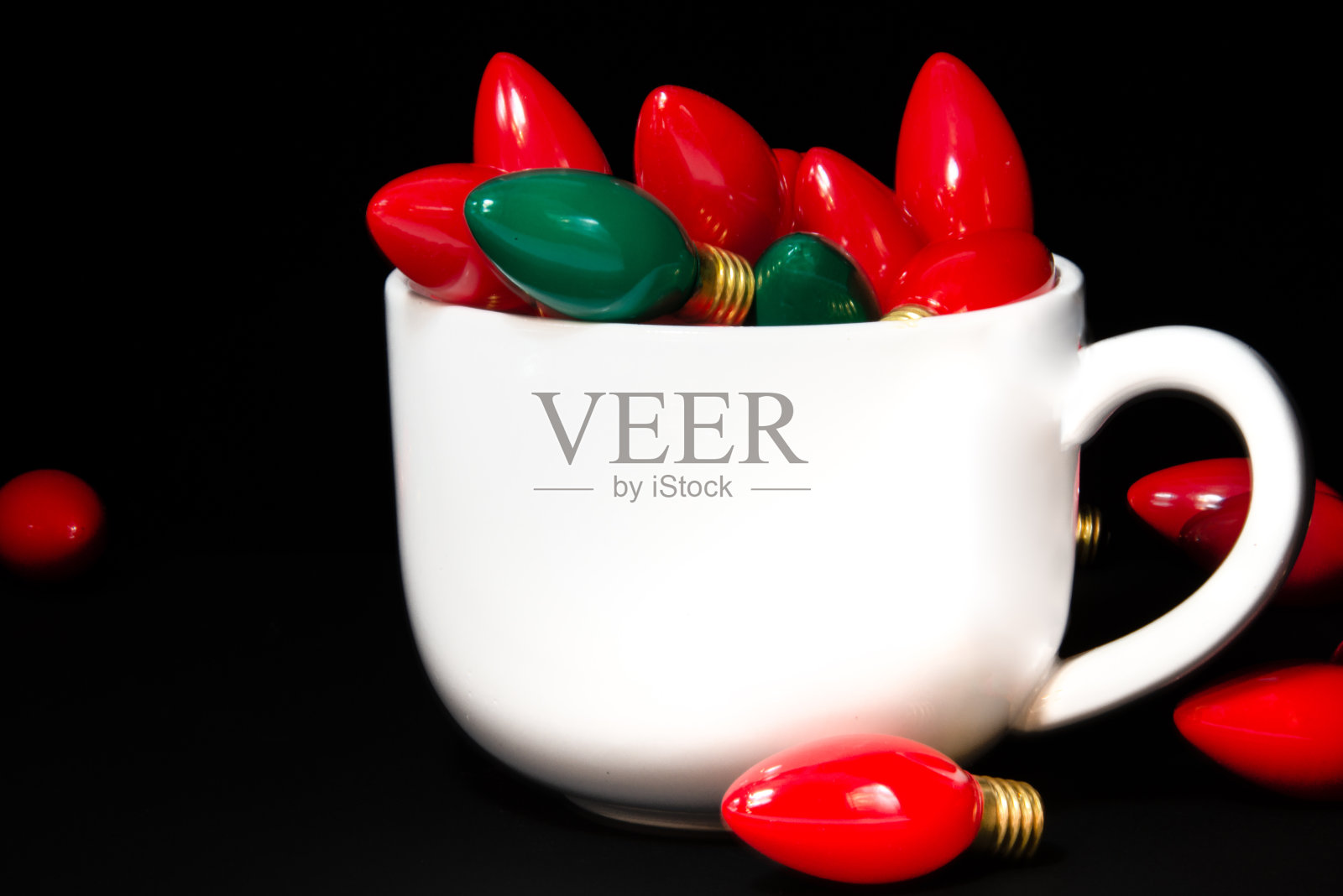 白色咖啡杯里的节日灯泡照片摄影图片