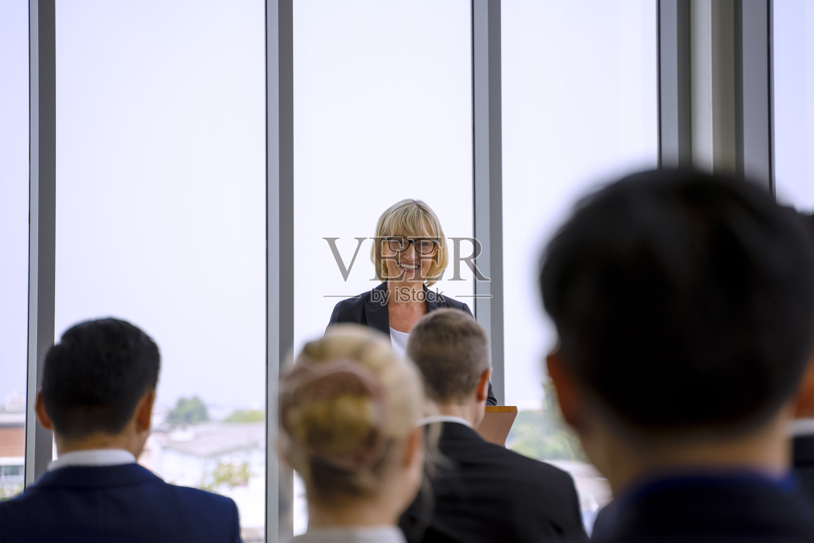 白领工人爱交际,爱开会。照片摄影图片