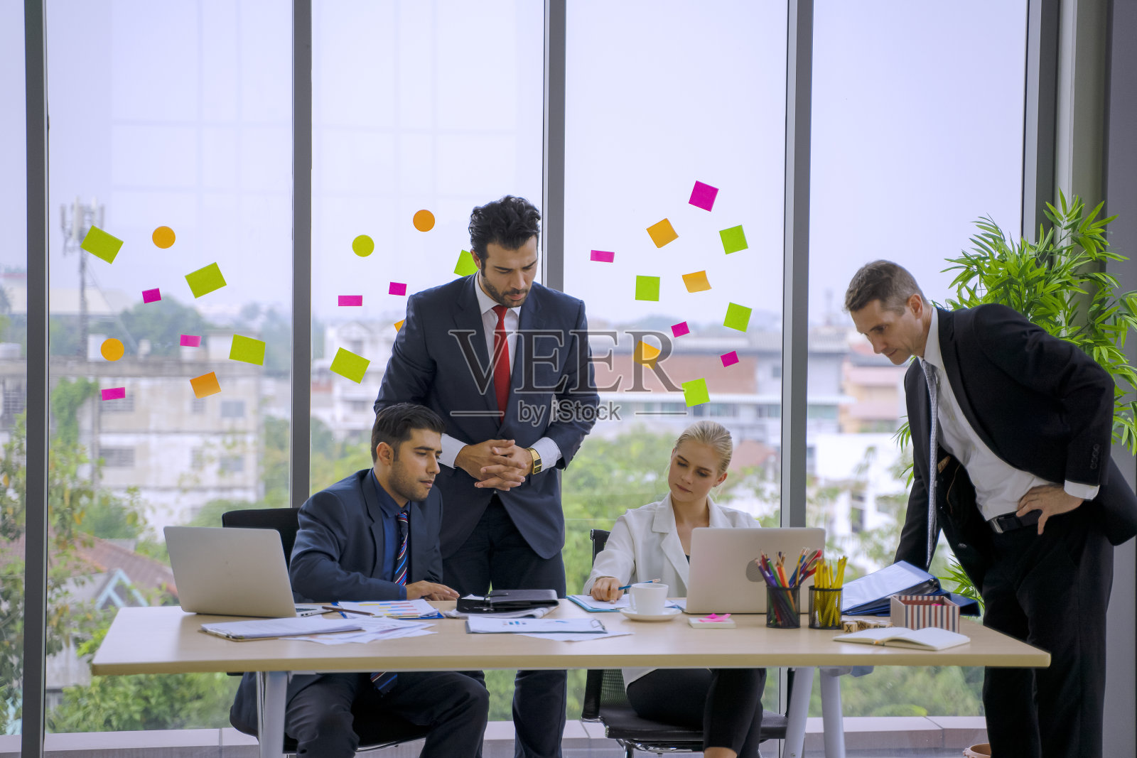 白领的敬业和会议。照片摄影图片