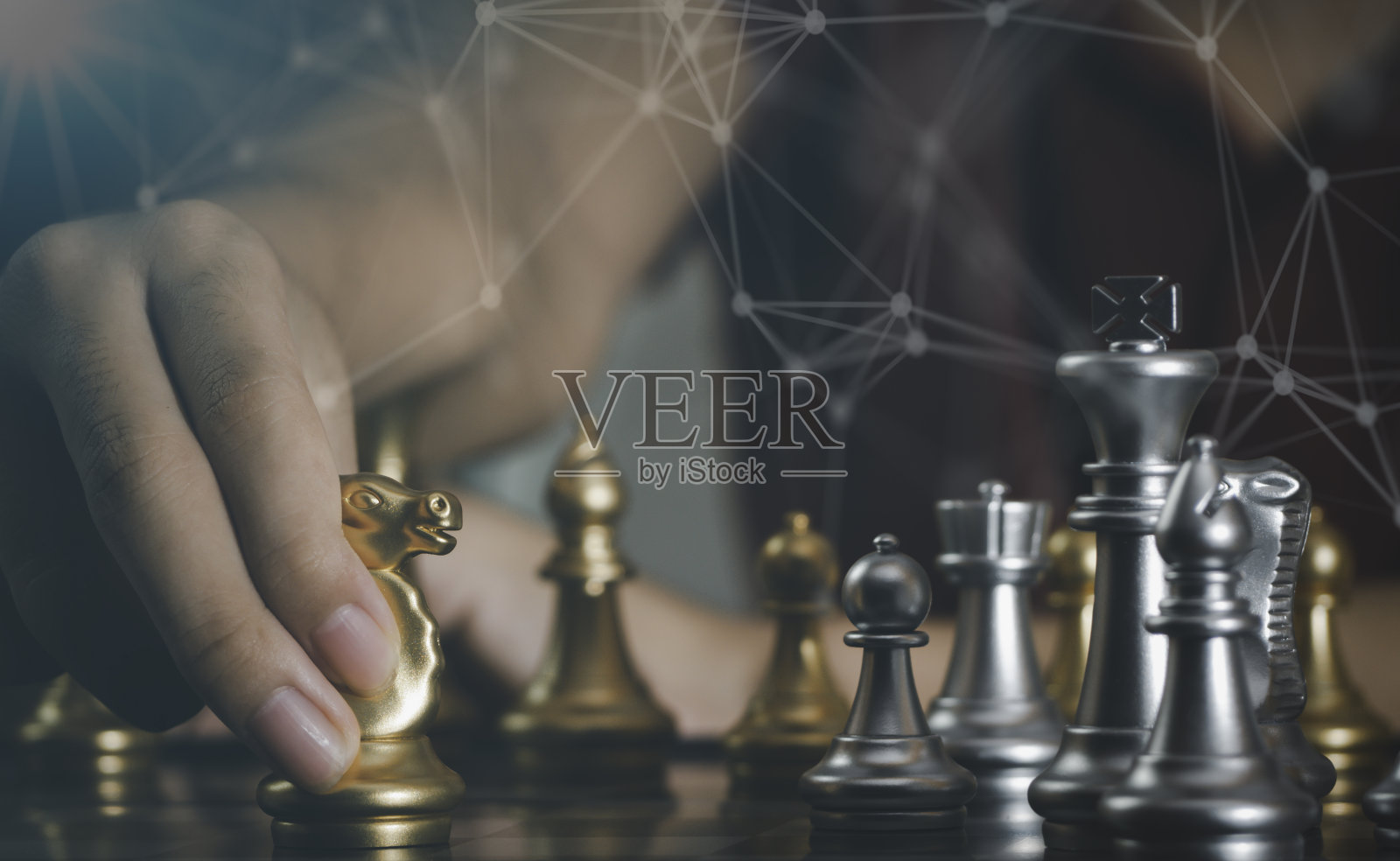 自信的男孩手走卒棋在比赛中发展出了新的战略计划、领导和团队合作、网络学习战术和分析概念。照片摄影图片