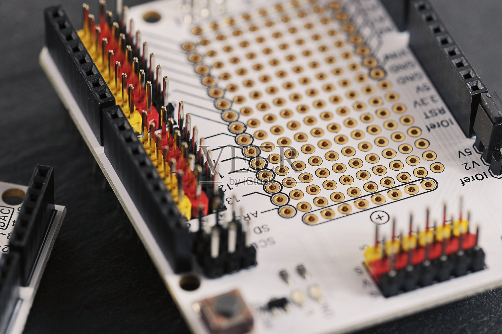 微芯片-一种带有连接器的电子电路板照片摄影图片