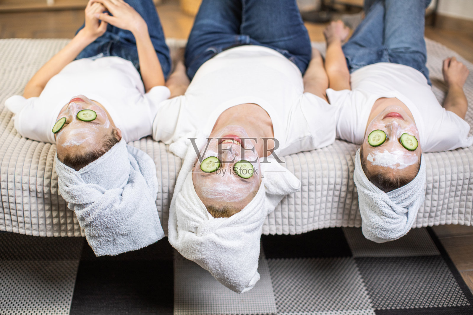 母亲带着女儿在脸上做维生素面膜照片摄影图片