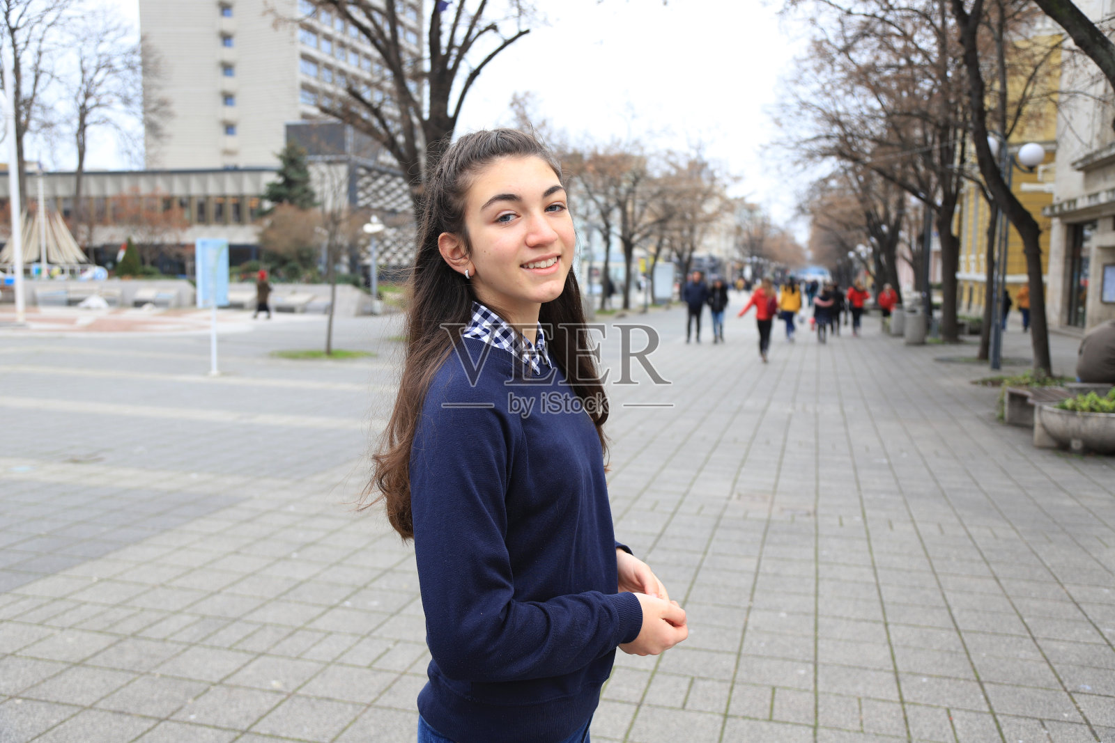 一个微笑的女孩的肖像照片摄影图片