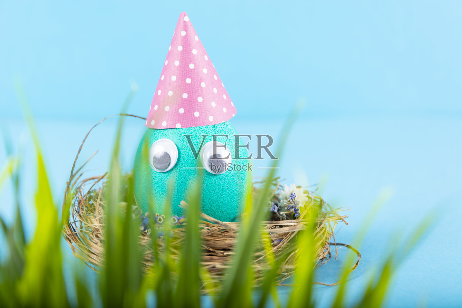 色彩丰富的背景与复活节彩蛋在蓝色的背景。复活节快乐的概念。可作为海报,背景,节日贺卡。平铺,俯视图,复制空间。工作室的照片照片摄影图片