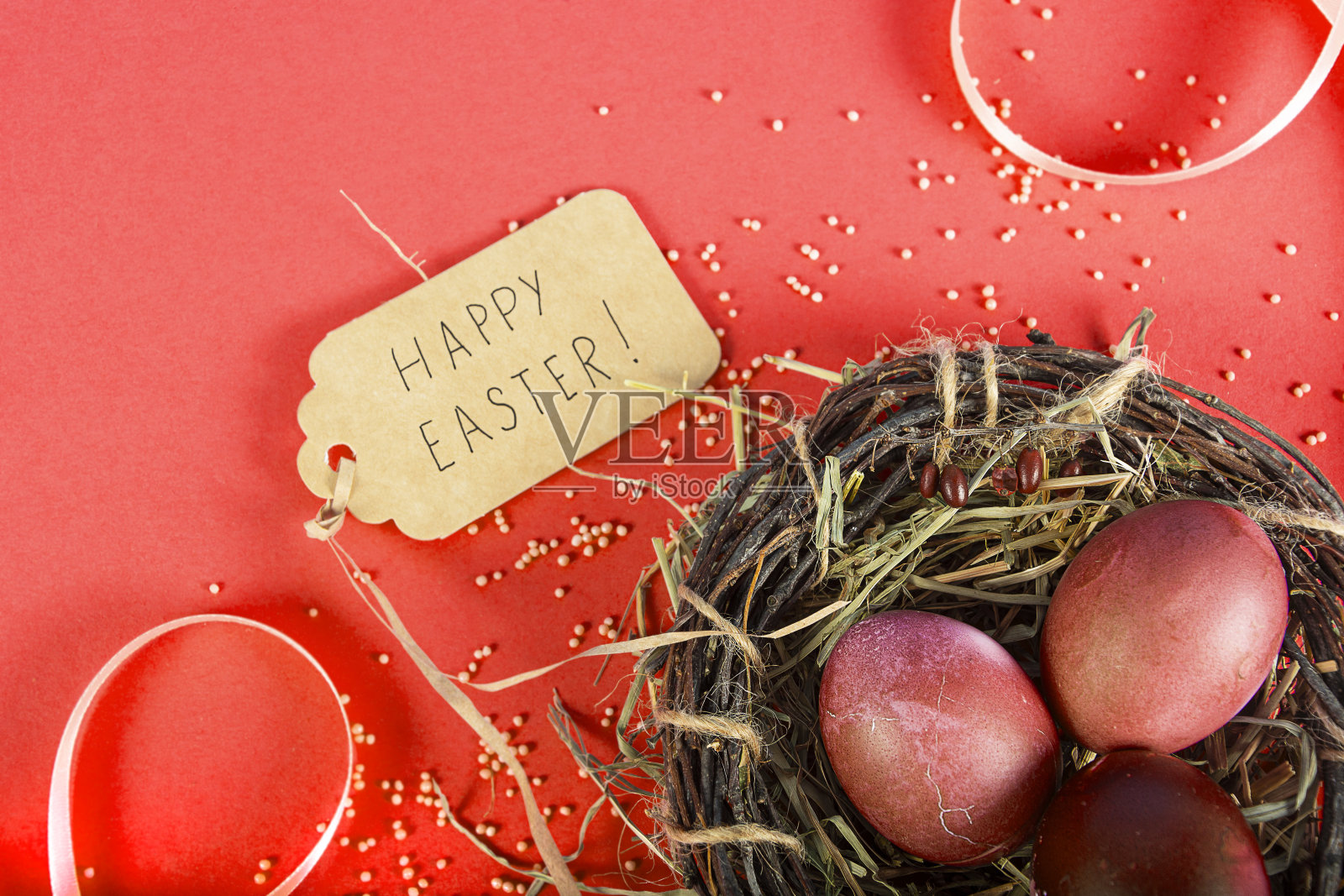色彩丰富的背景与复活节彩蛋的红色背景。复活节快乐的概念。可作为海报,背景,节日贺卡。平铺,俯视图,复制空间。工作室的照片照片摄影图片