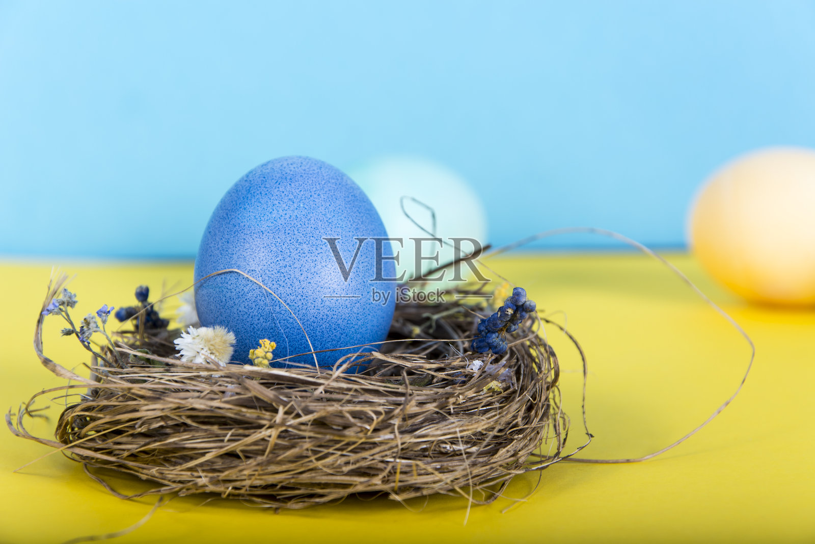 彩色背景与复活节彩蛋背景。复活节快乐的概念。可以用作海报,背景,节日贺卡照片摄影图片