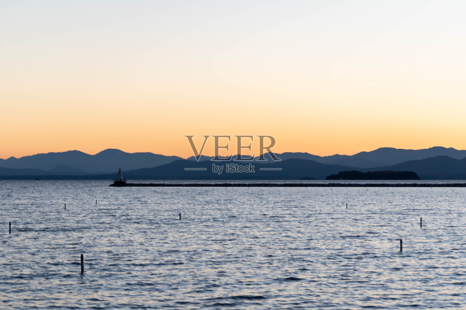 阿第伦达克山脉和尚普兰湖的落日照片摄影图片