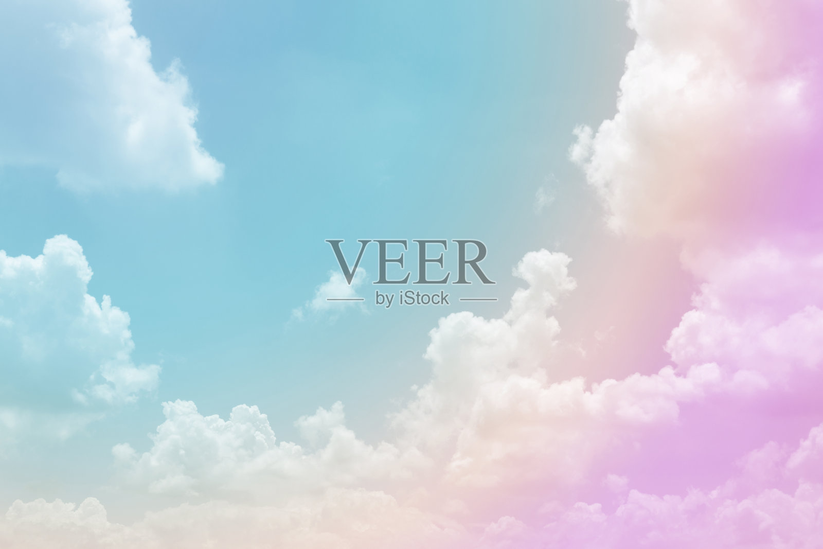 美丽的粉彩颜色与彩虹阴影在白色蓬松的云,五颜六色的蓝色天空的背景,向上的观点和复制空间形象照片摄影图片