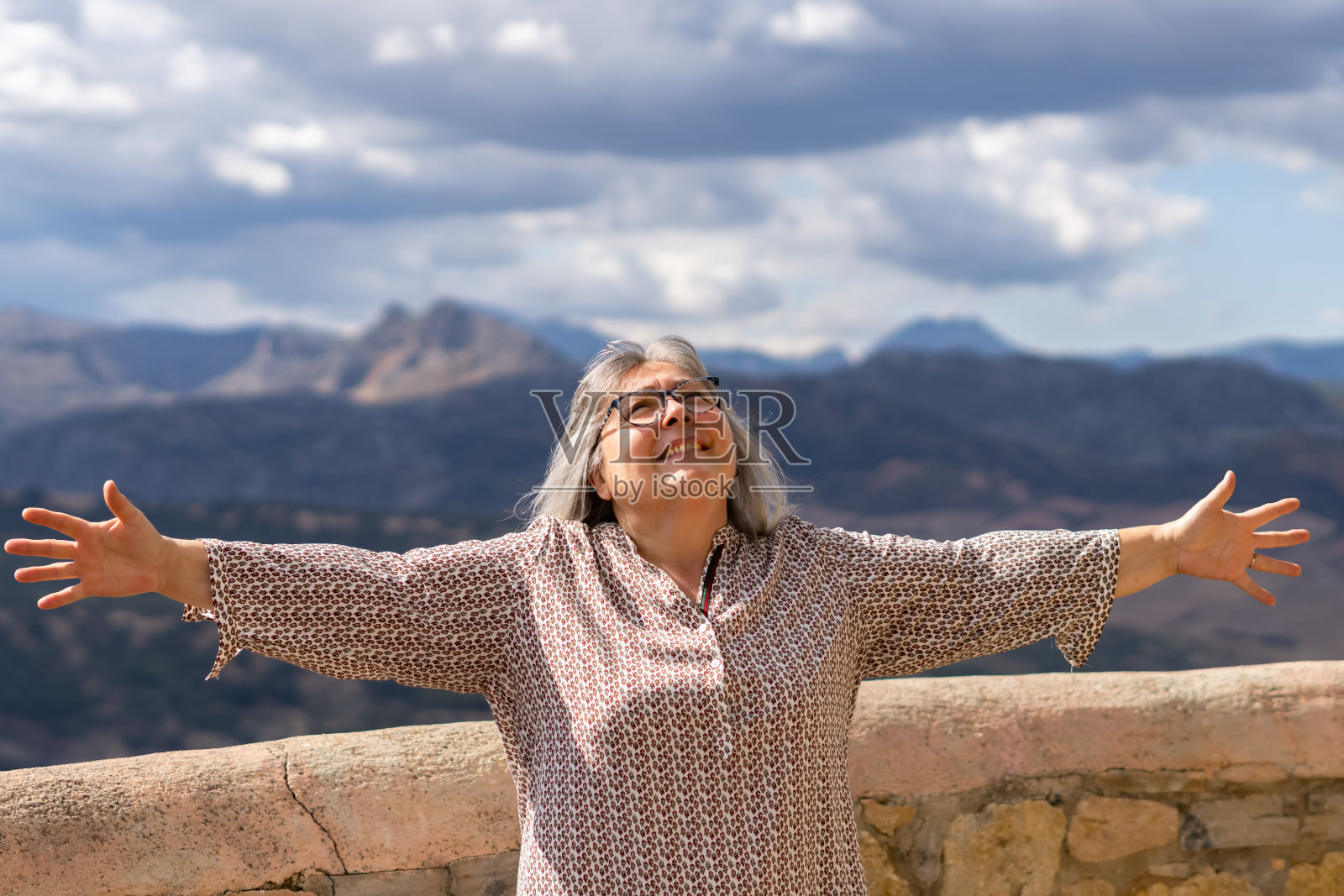 一个微笑的快乐女人的肖像照片摄影图片