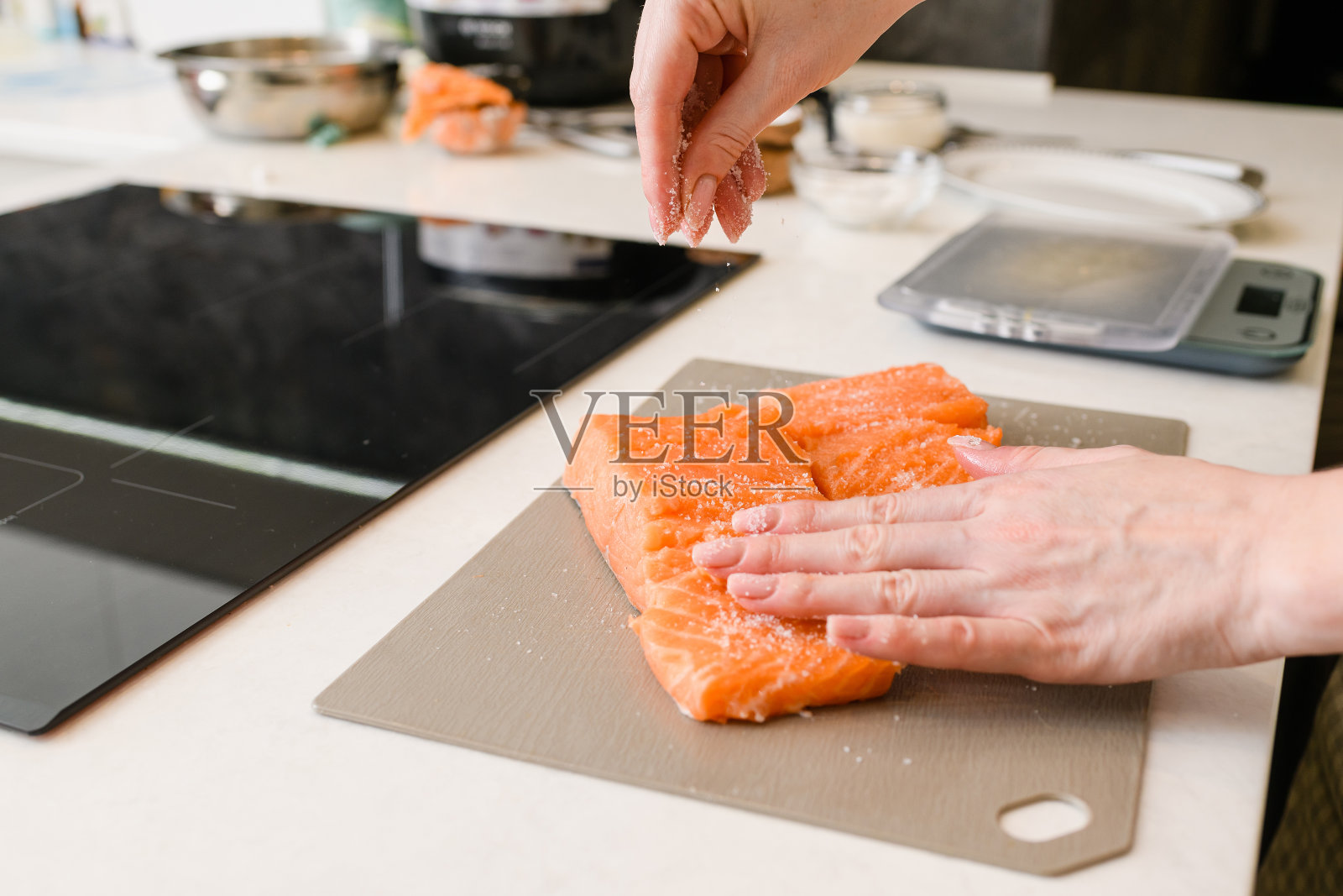 准备淡盐红鱼的特写镜头。照片摄影图片