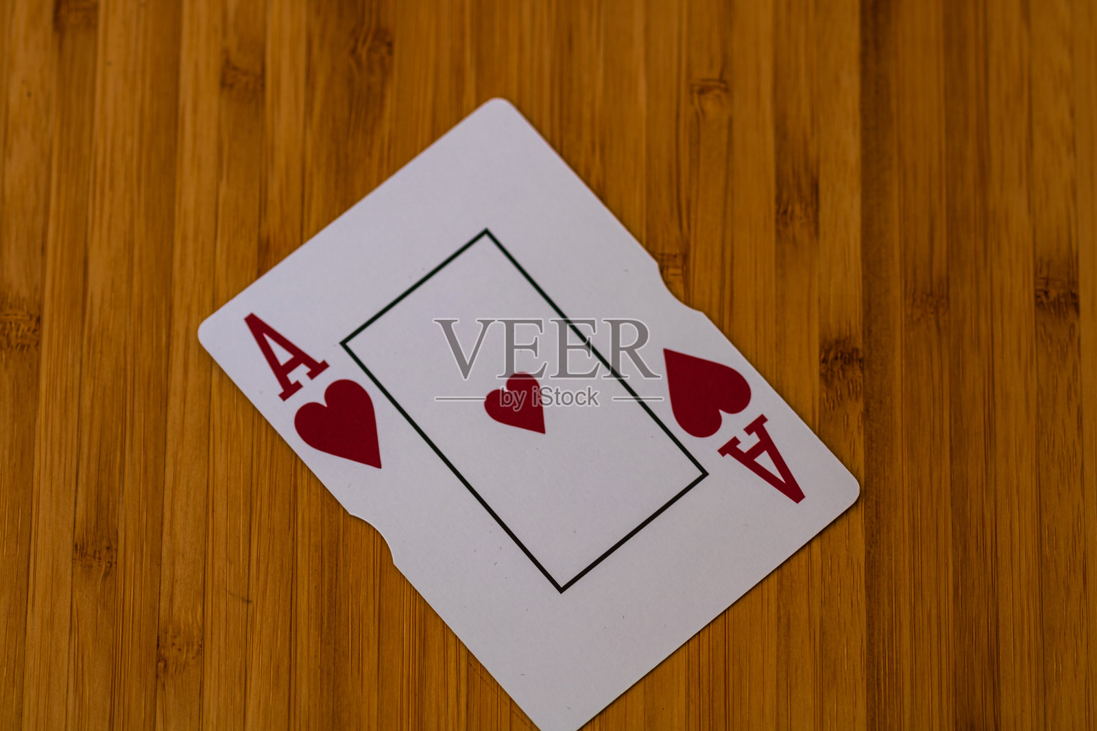 木桌上红心王牌的细节照片摄影图片