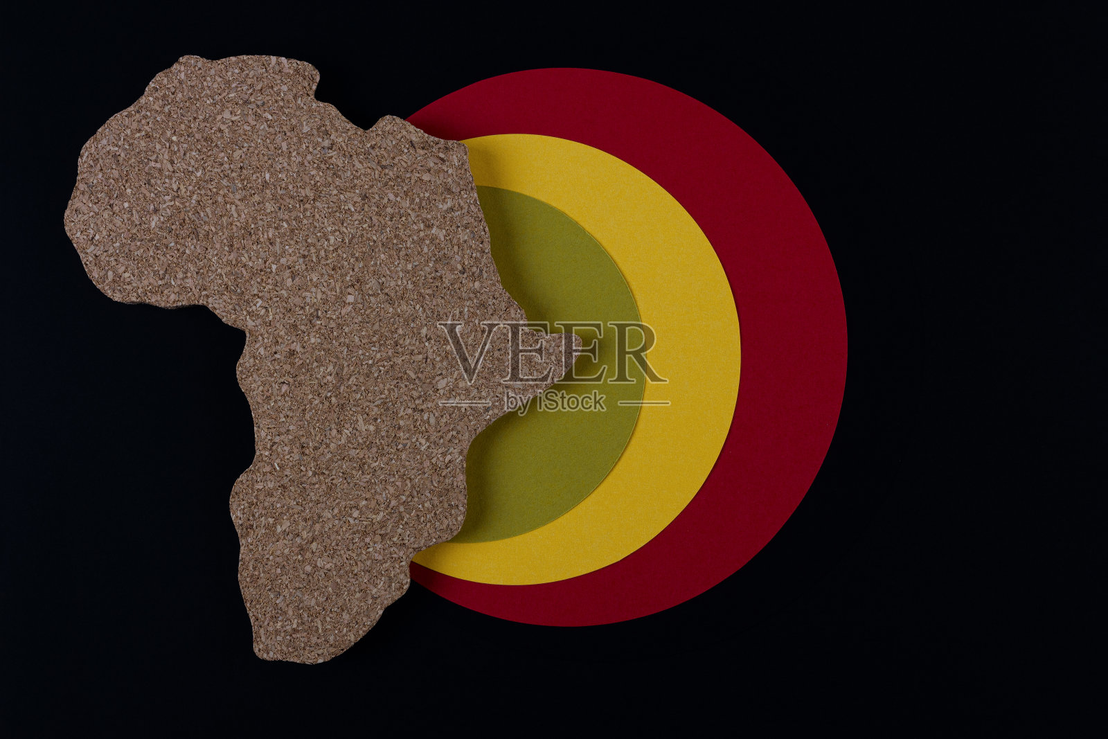 黑人历史月的概念。非洲大陆形状为传统的红、黄、绿色条。照片摄影图片