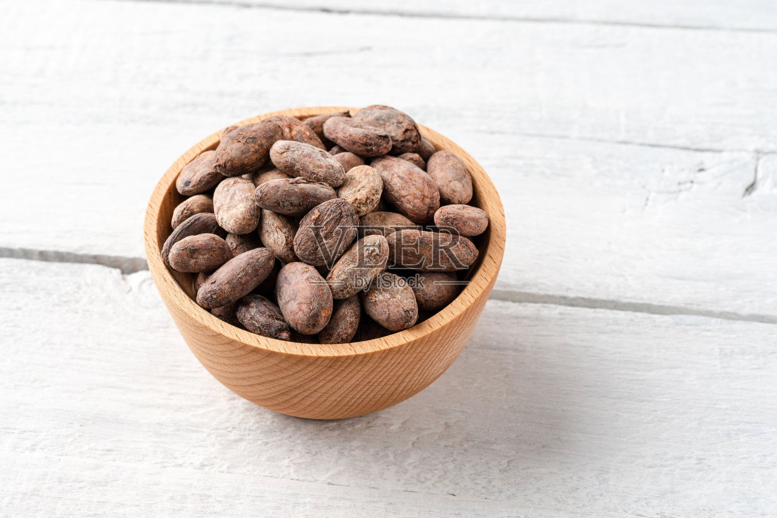 老式木桌上的碗里装着可可豆照片摄影图片