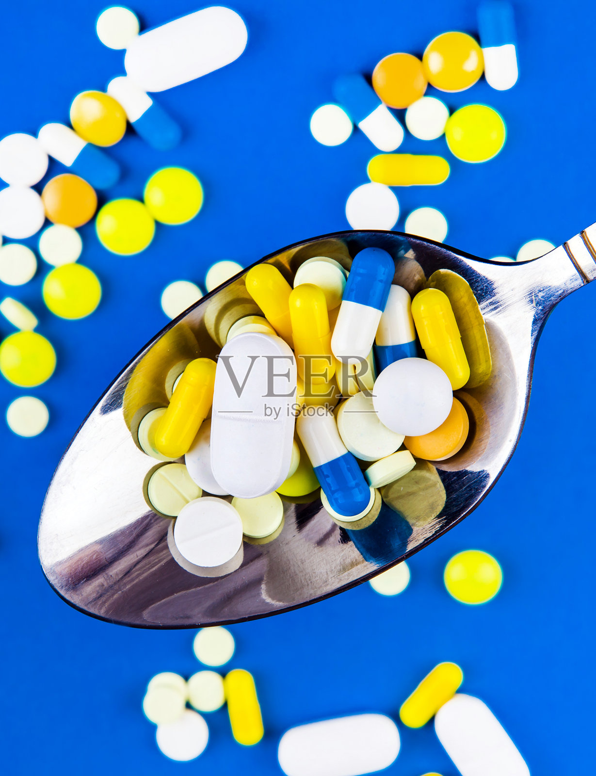 勺子里的药片照片摄影图片