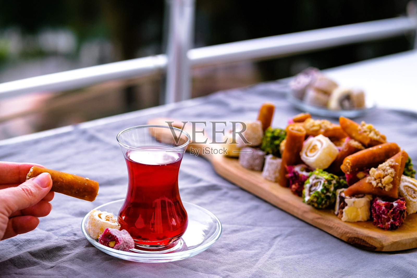 传统茶加麝香,土耳其软糖。照片摄影图片