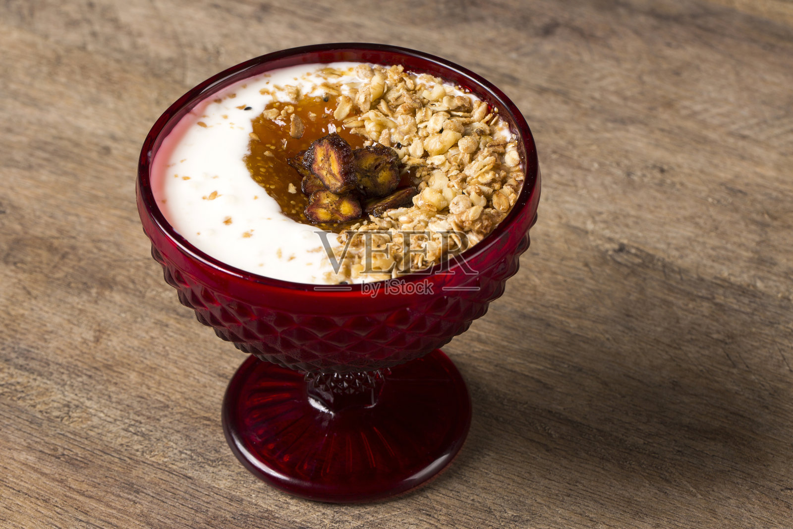 牛奶甜点加香蕉和巧克力酱照片摄影图片