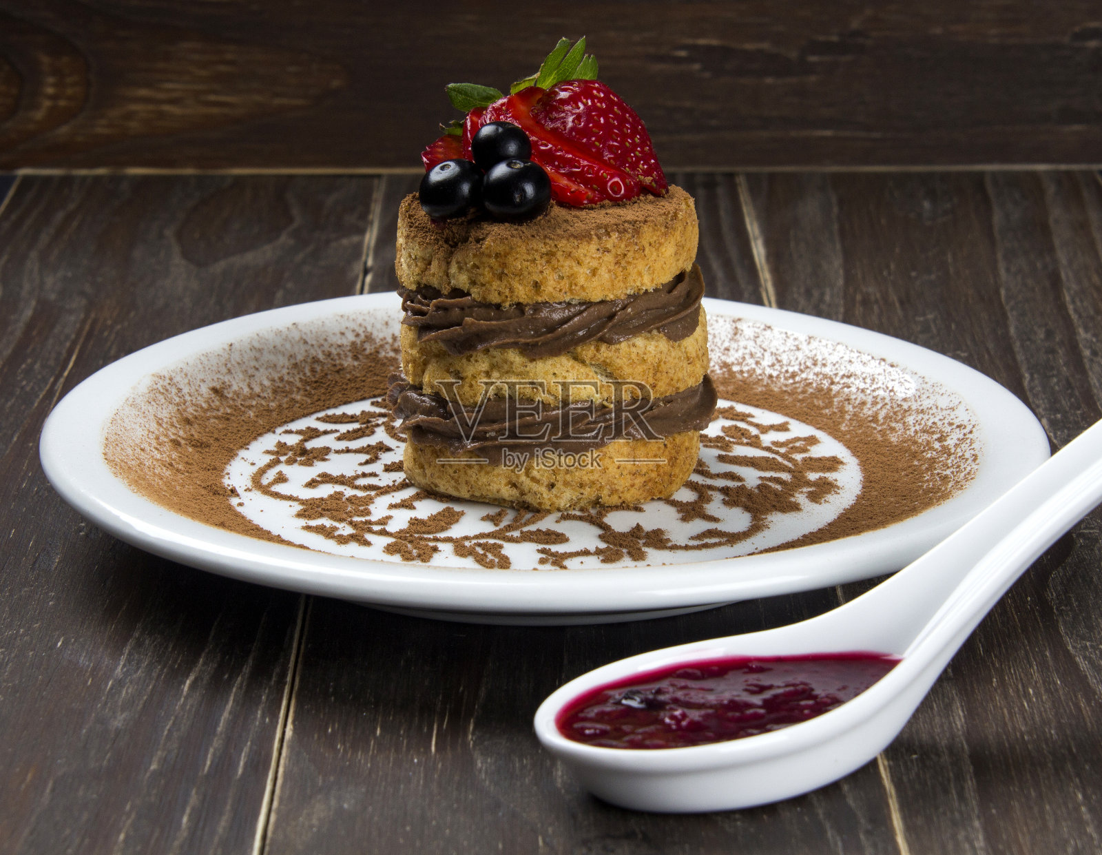 提拉米苏-经典甜点肉桂和咖啡。配上草莓。照片摄影图片