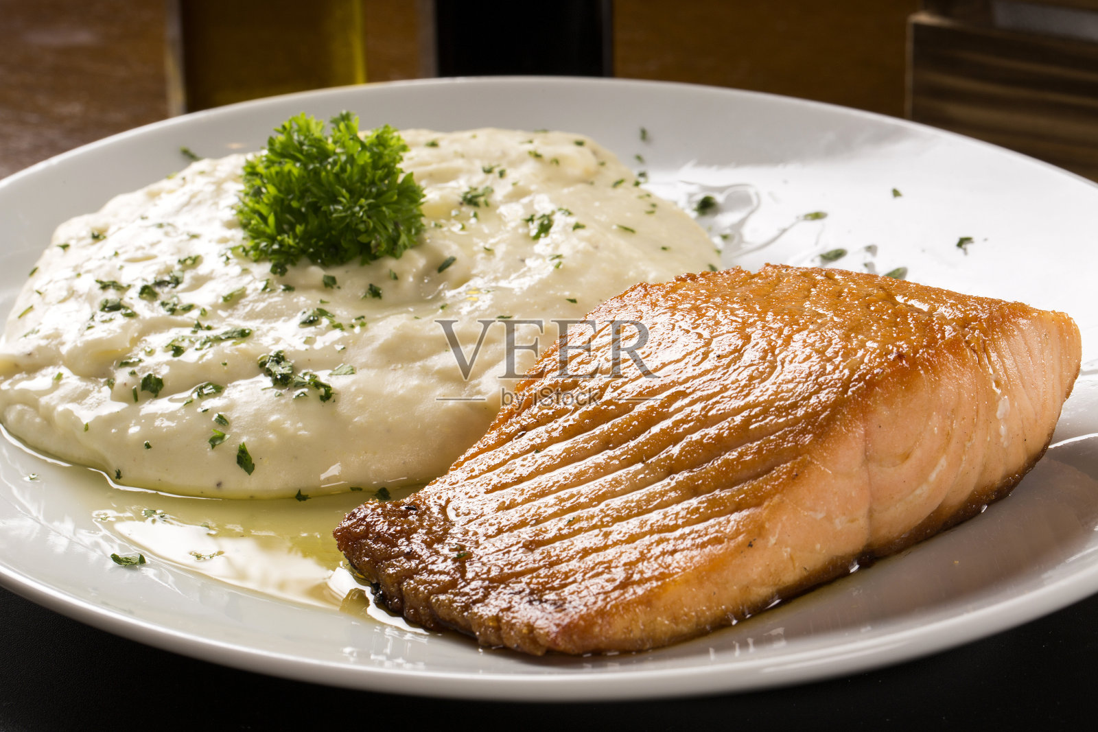 三文鱼牛排配意大利调味饭照片摄影图片