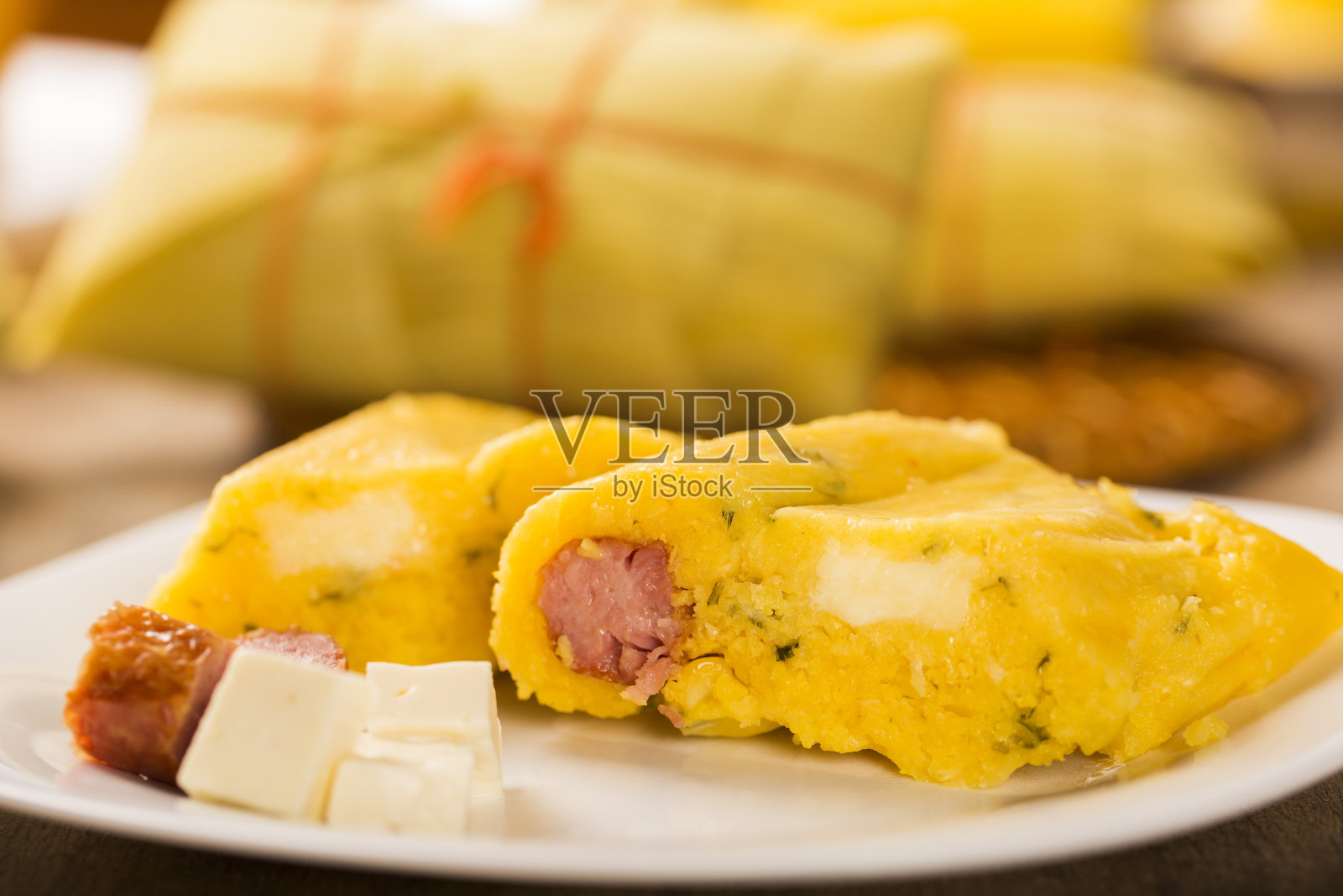 加了香肠和奶酪的咸Pamonha是典型的绿色玉米食物,美味又便宜,是典型的受欢迎的街头小吃照片摄影图片