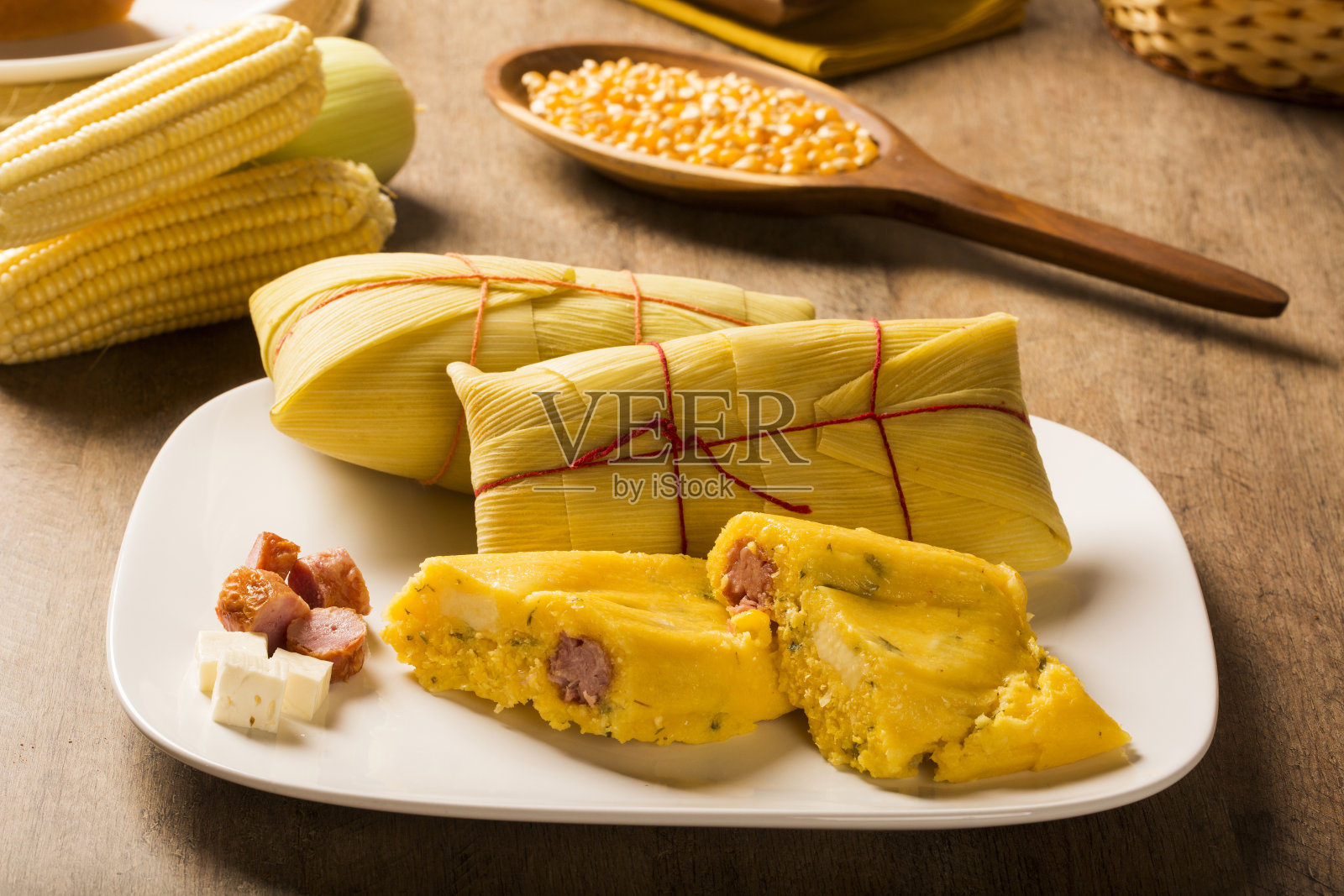 加了香肠和奶酪的咸Pamonha是典型的绿色玉米食物,美味又便宜,是典型的受欢迎的街头小吃照片摄影图片