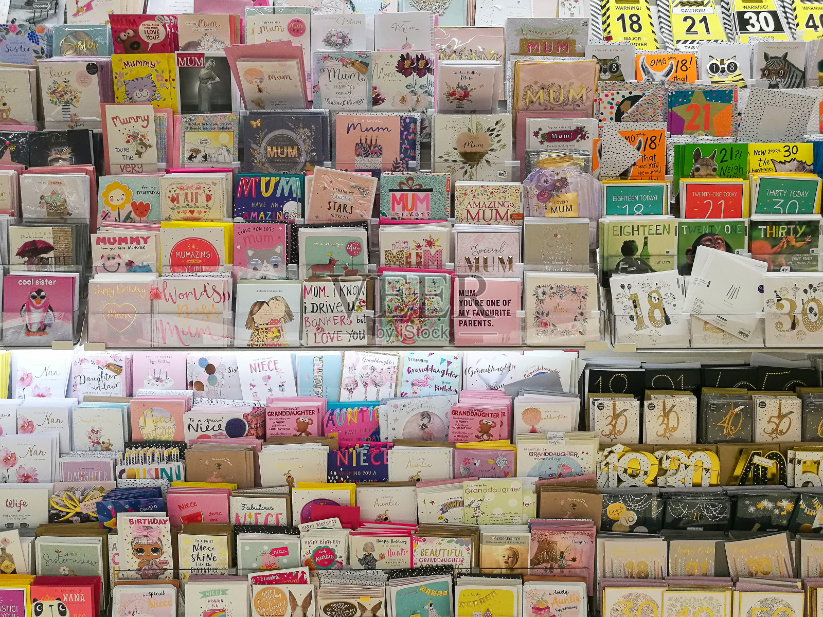 商店里陈列的精选贺卡照片摄影图片