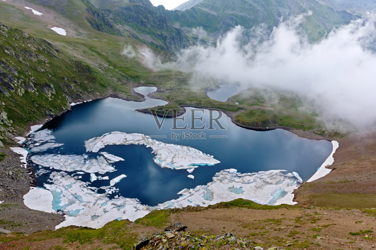 特写绿湖与浮冰照片摄影图片